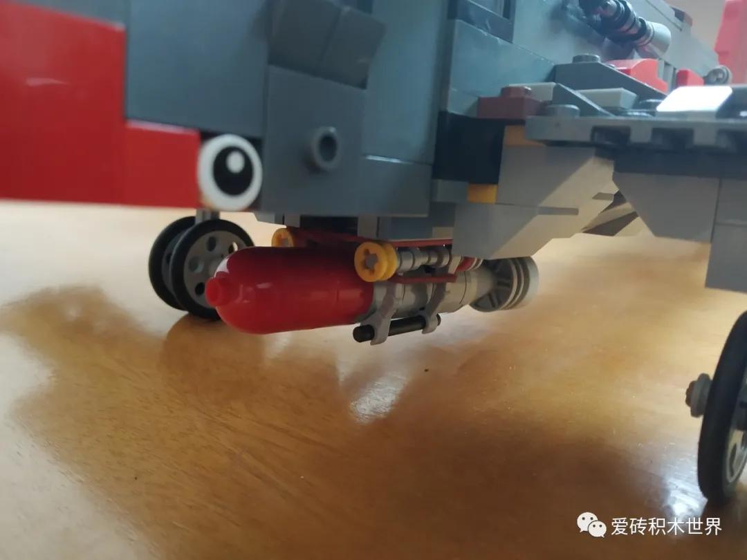 「爱砖MOC每日推送」用积木在现实中游玩战地1一战哥达式轰炸机