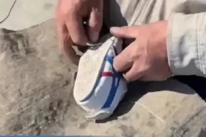 河北：男孩4百元运动鞋磨破集市大爷5块钱修好，商场说修不了