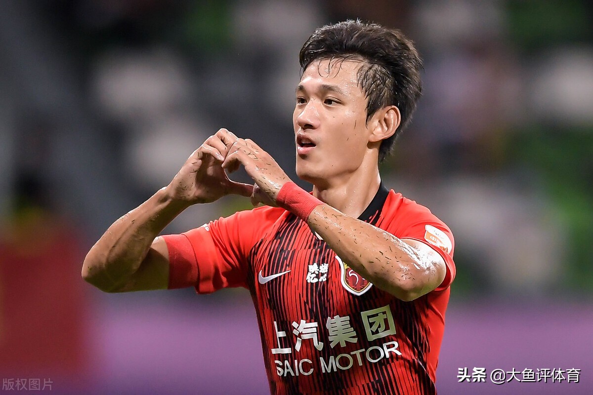 众望所归，李霄鹏担任男足主教练，国足以泰山阵容开启重建之路