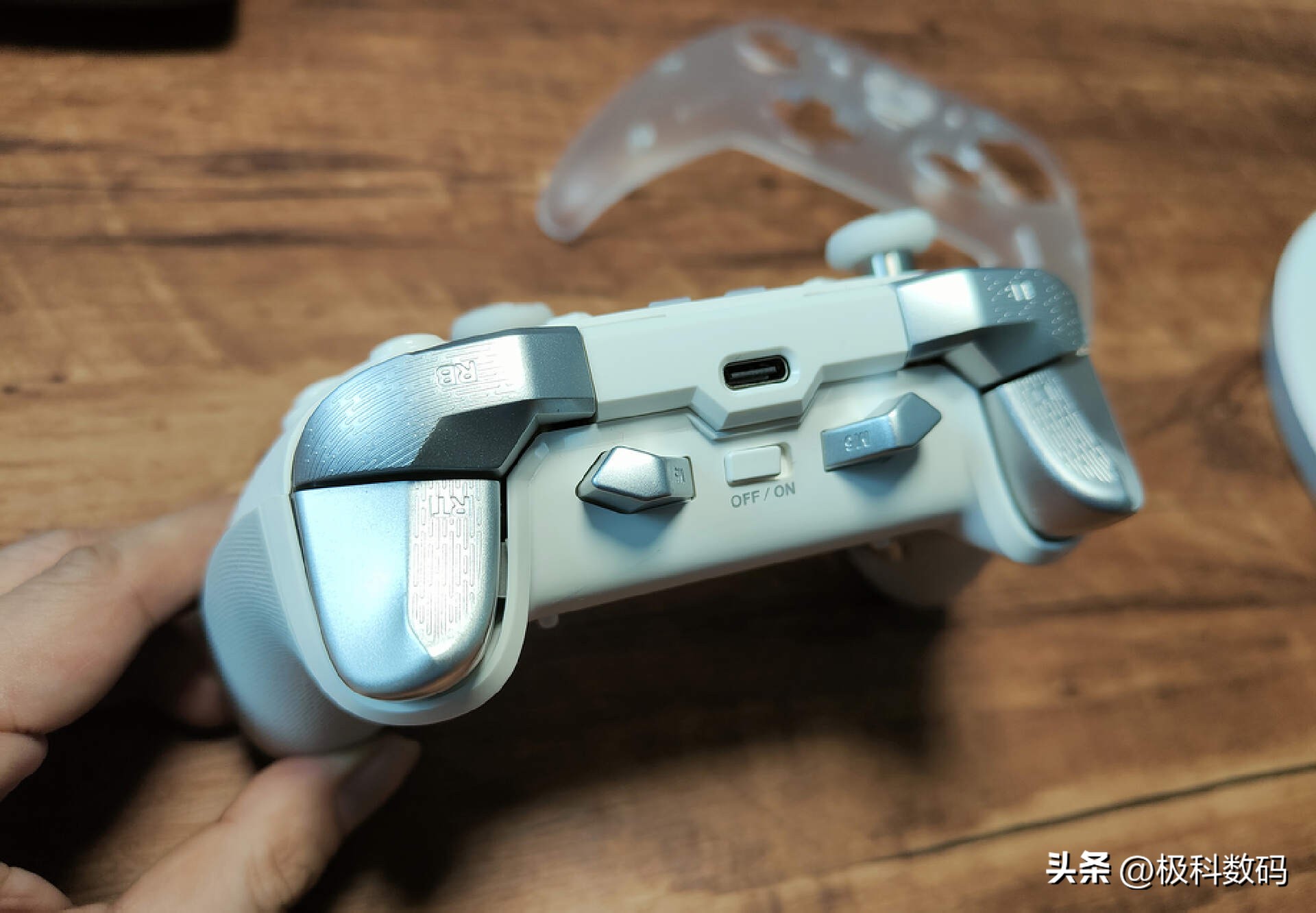 北通宙斯手柄尺寸和xbox手柄对比,北通宙斯手柄和switchpro手柄比较