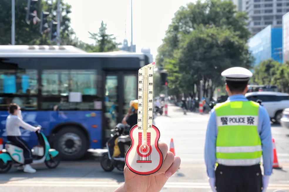 高温遇到警察的图片,高温下他们仍在坚守训练