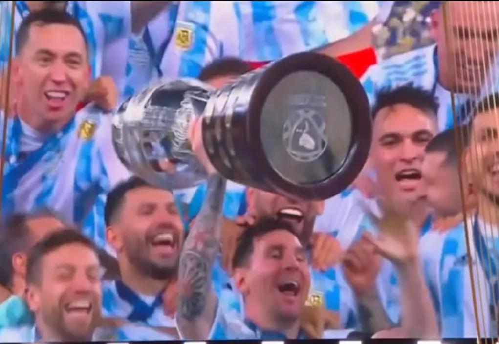 从“侏儒”到“巨人”——球王梅西