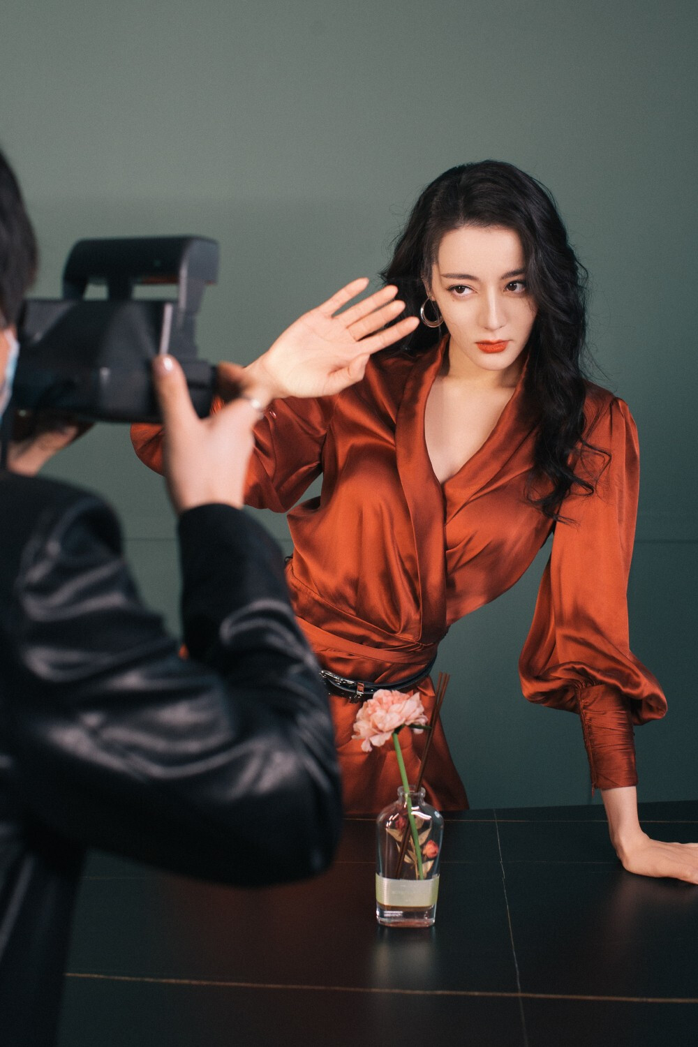 热巴露肩露腰,热巴为什么不露细腰