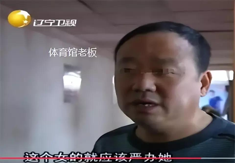 高中生与黑二代打篮球发生冲突，父母叫17人砍断双手失去生命。