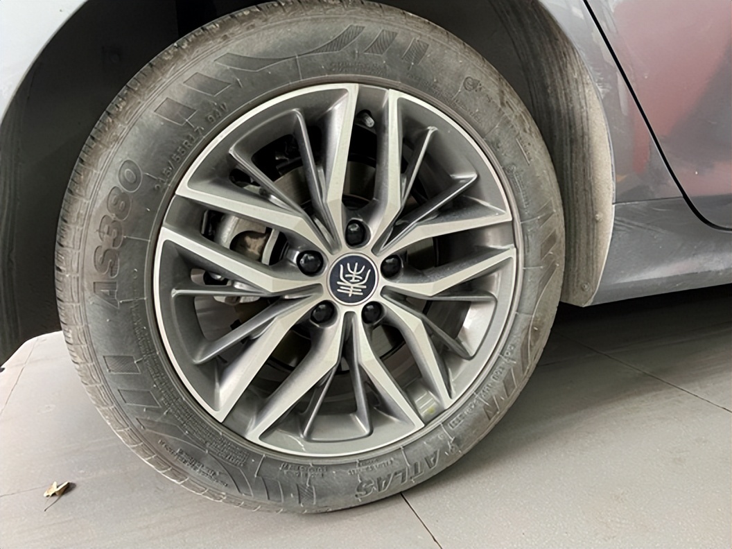 比亚迪秦plus升级轮毂,斯巴鲁更换前轮胎