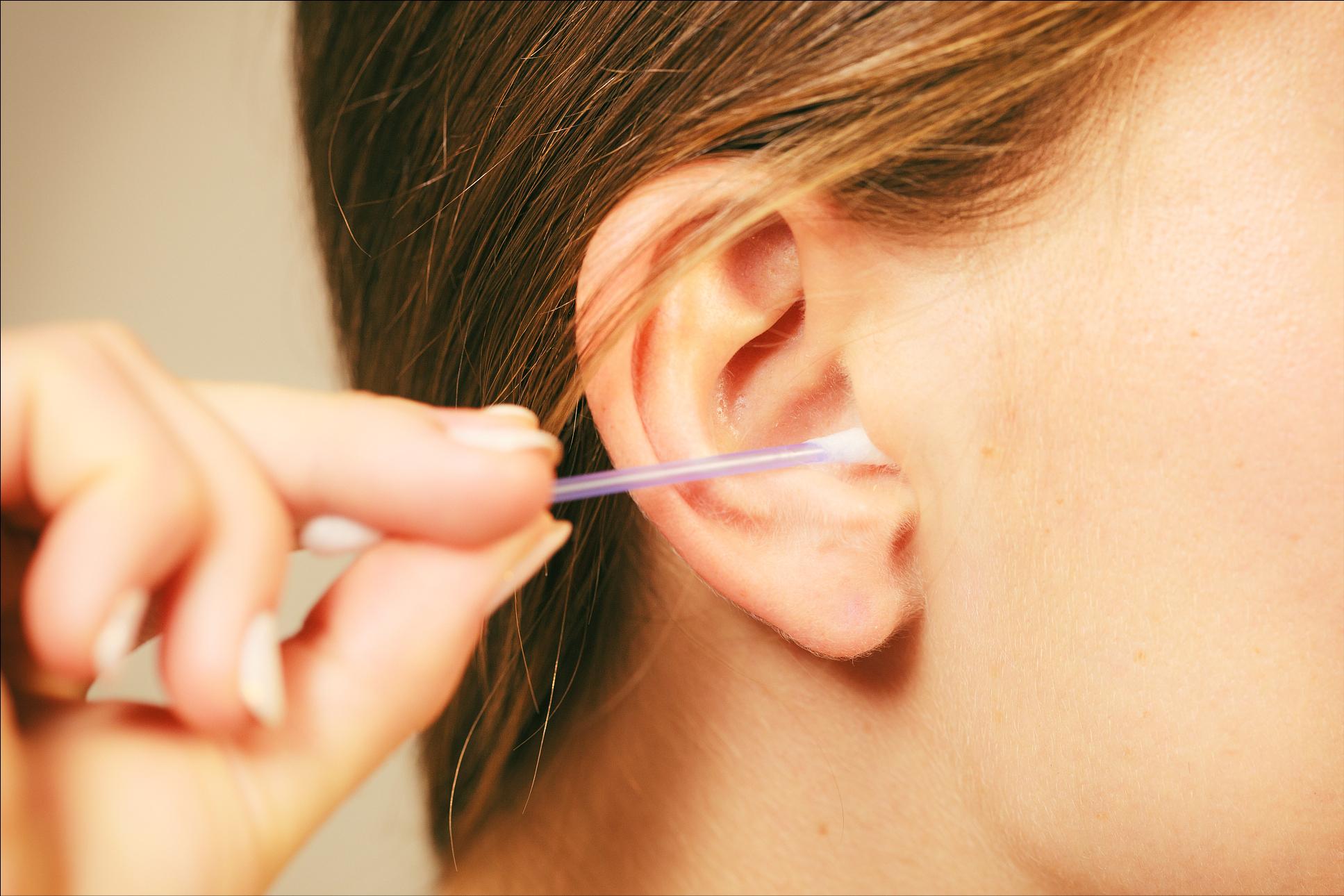 耳朵痒掏出来的东西潮湿有臭味,耳朵里太痒了掏出来臭臭的东西