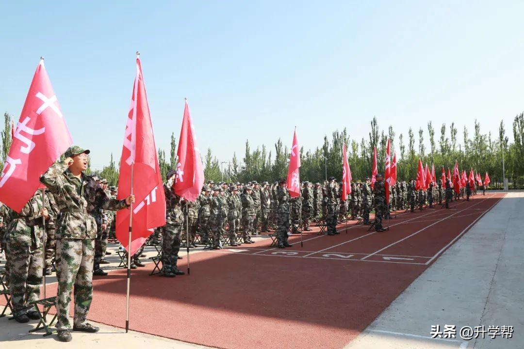 银川能源学院2020级新生军训男,宁夏银川能源学院军训