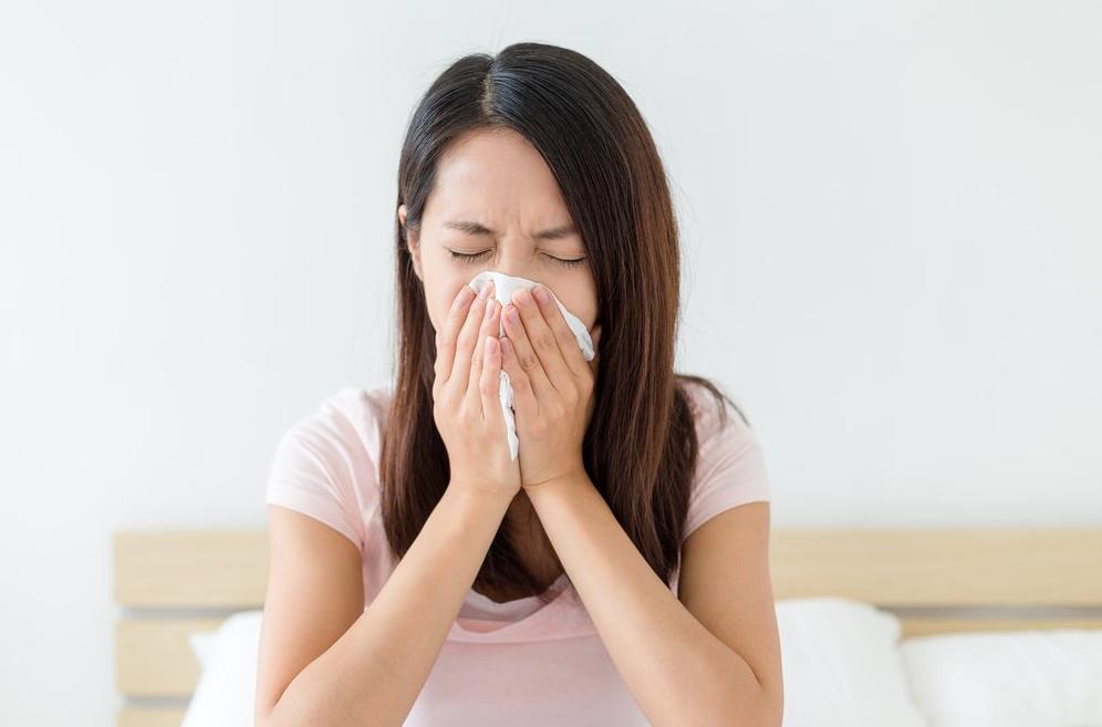 孩子出生后第一个人谁抱最好,孩子出生时谁先抱很重要