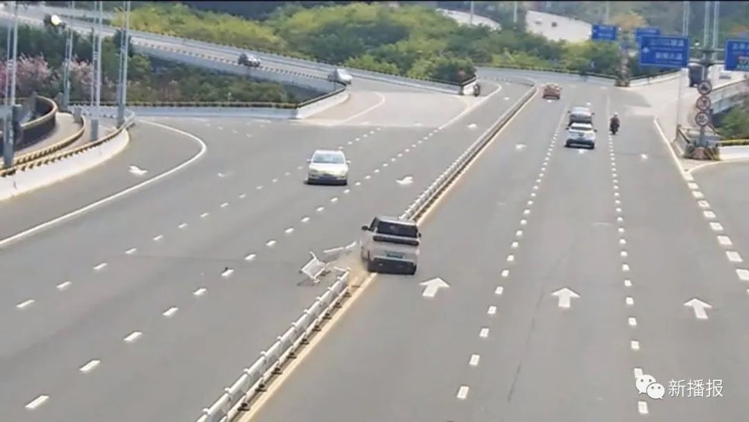 小车失控撞上隔离栏车内图片,小车失控撞上隔离栏女子原图