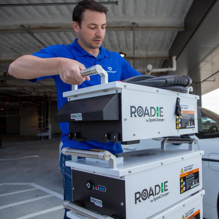 国产电动汽车加充电宝,低速电动汽车充电宝