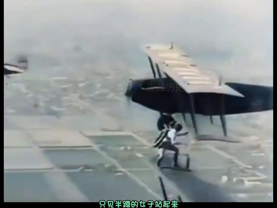 女子空中换飞机轮胎,女子高空徒手换轮胎真的还是假的