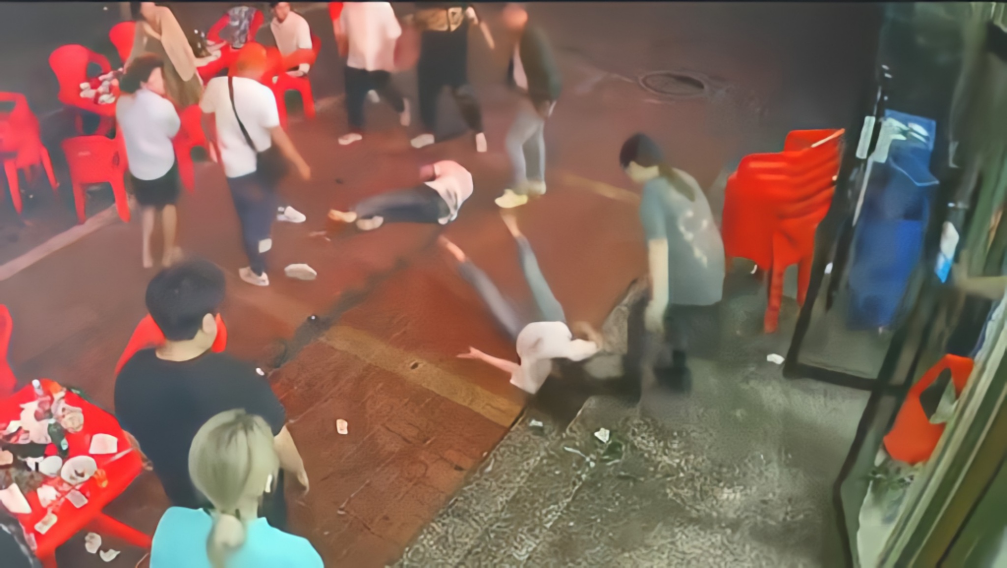 四名壮汉围殴女子一家后续,几名男子围殴脚踹女生