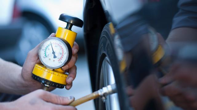 胎压2.5跑高速四个胎压不同正常吗,汽车胎压比建议胎压高0.2可以吗