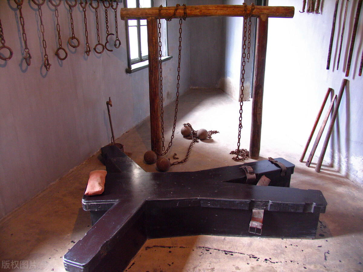 老虎凳为什么只能垫四块,老虎凳为什么要用砖头