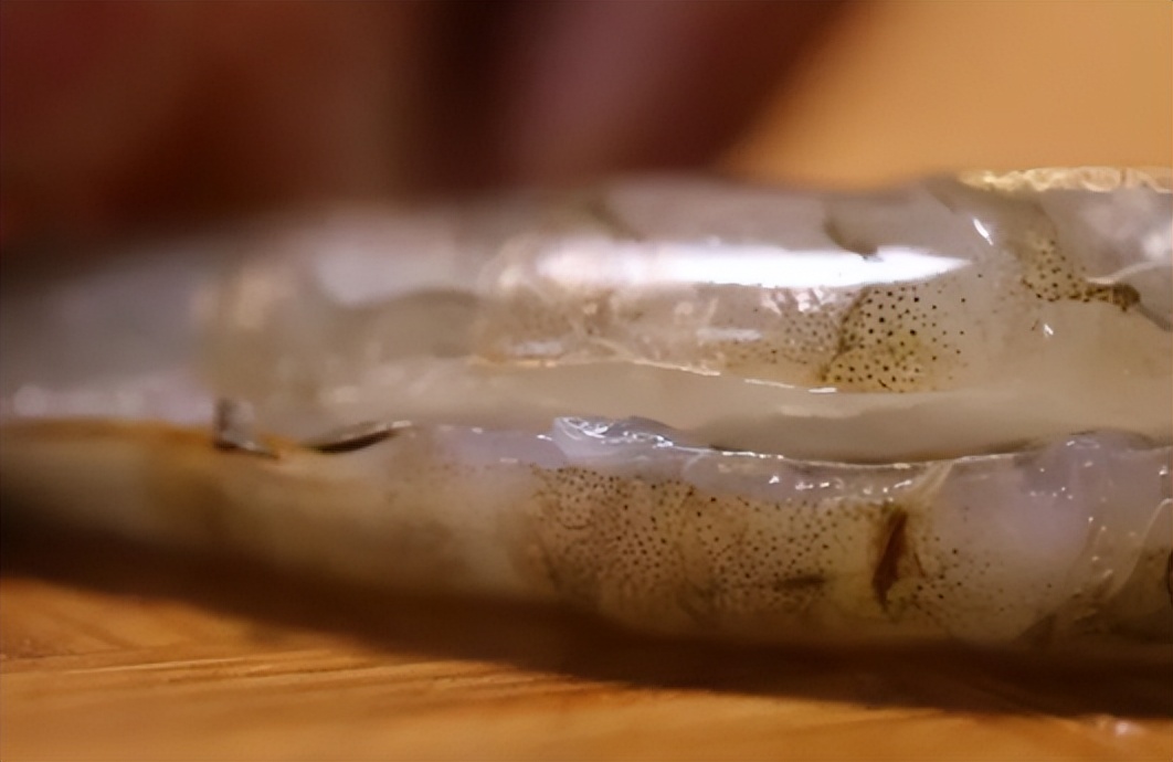 虾背上的虾线吃了会怎么样,虾线是虾的粪便吗可以吃吗