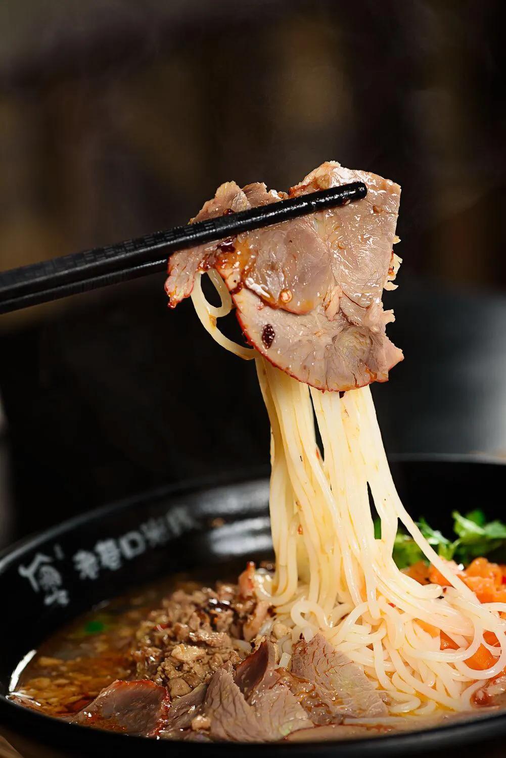 鸡汤米线熬制流程配方,商用鸡汤米线底料的熬制方法