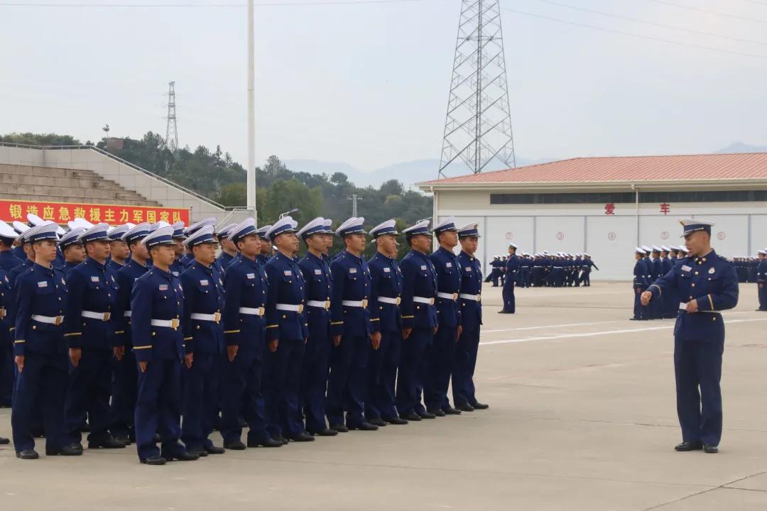 新消防员队列训练,消防员阳光下队列训练