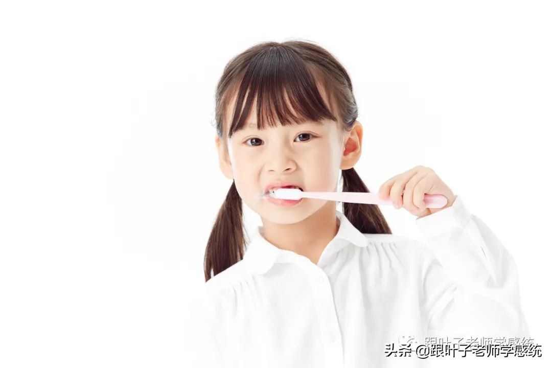 左撇子被强行纠正的后果,左撇子成年了怎样纠正