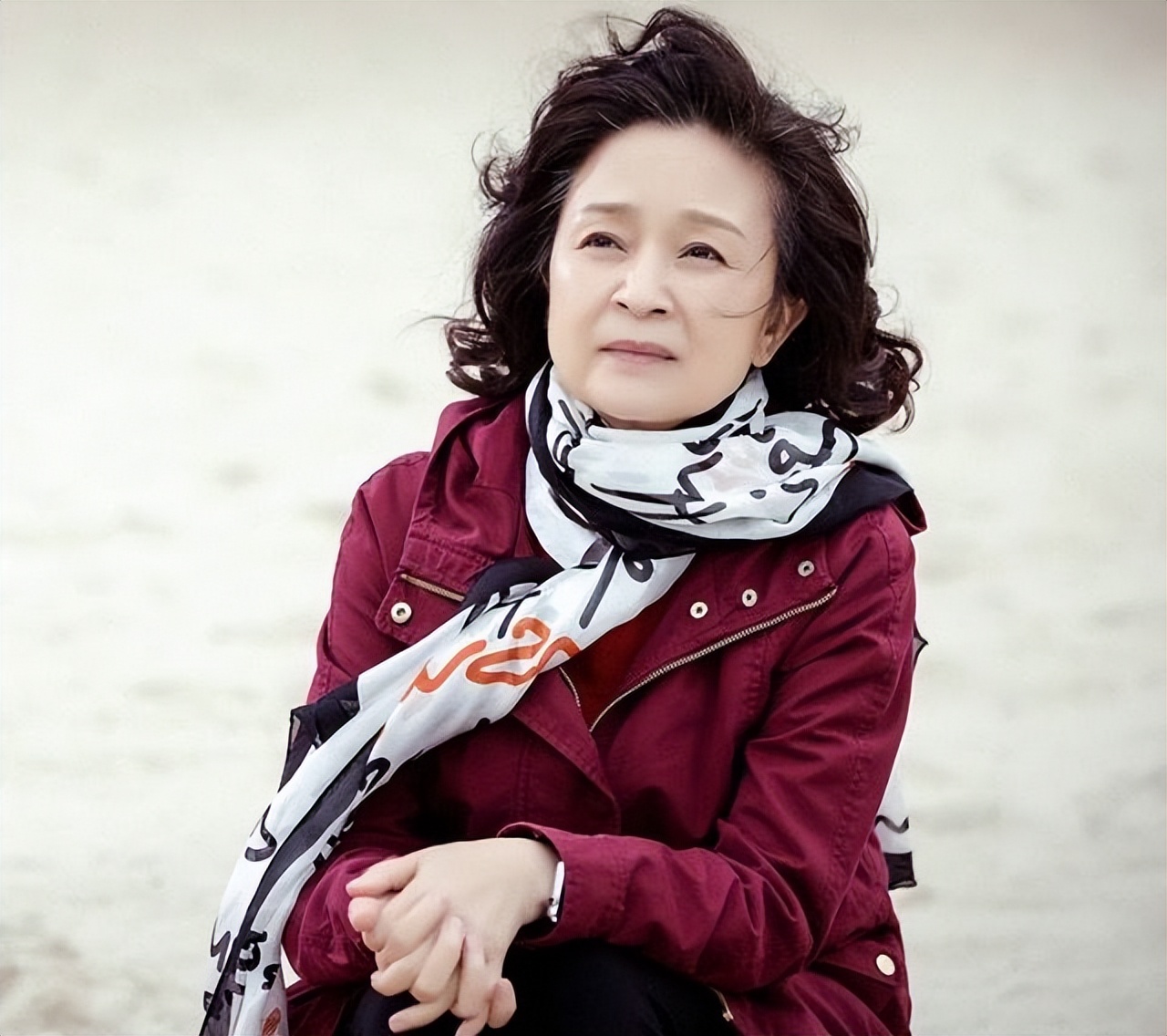 当64岁刘莉莉换了发型，才发现：微胖女人烫卷发，老了也能变洋气