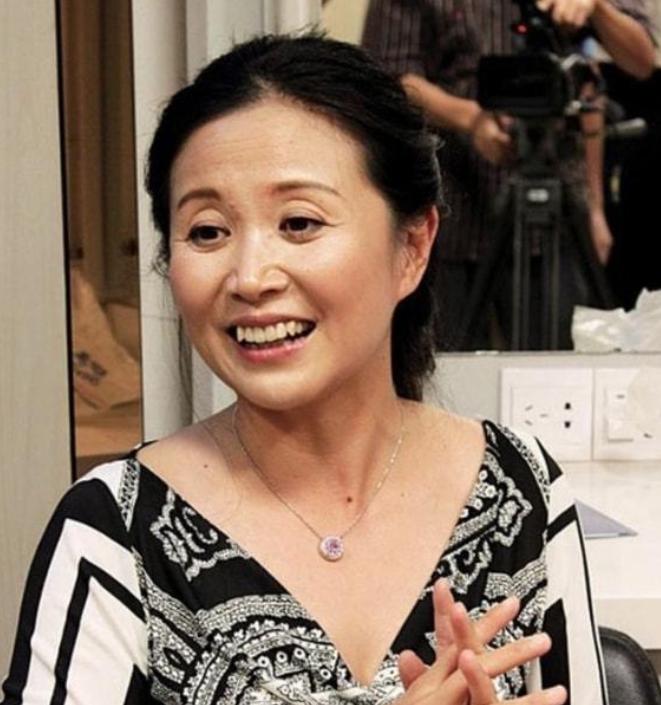 “非诚勿扰”黄菡：嫁初恋同学，恩爱31年无绯闻，女儿比她还漂亮