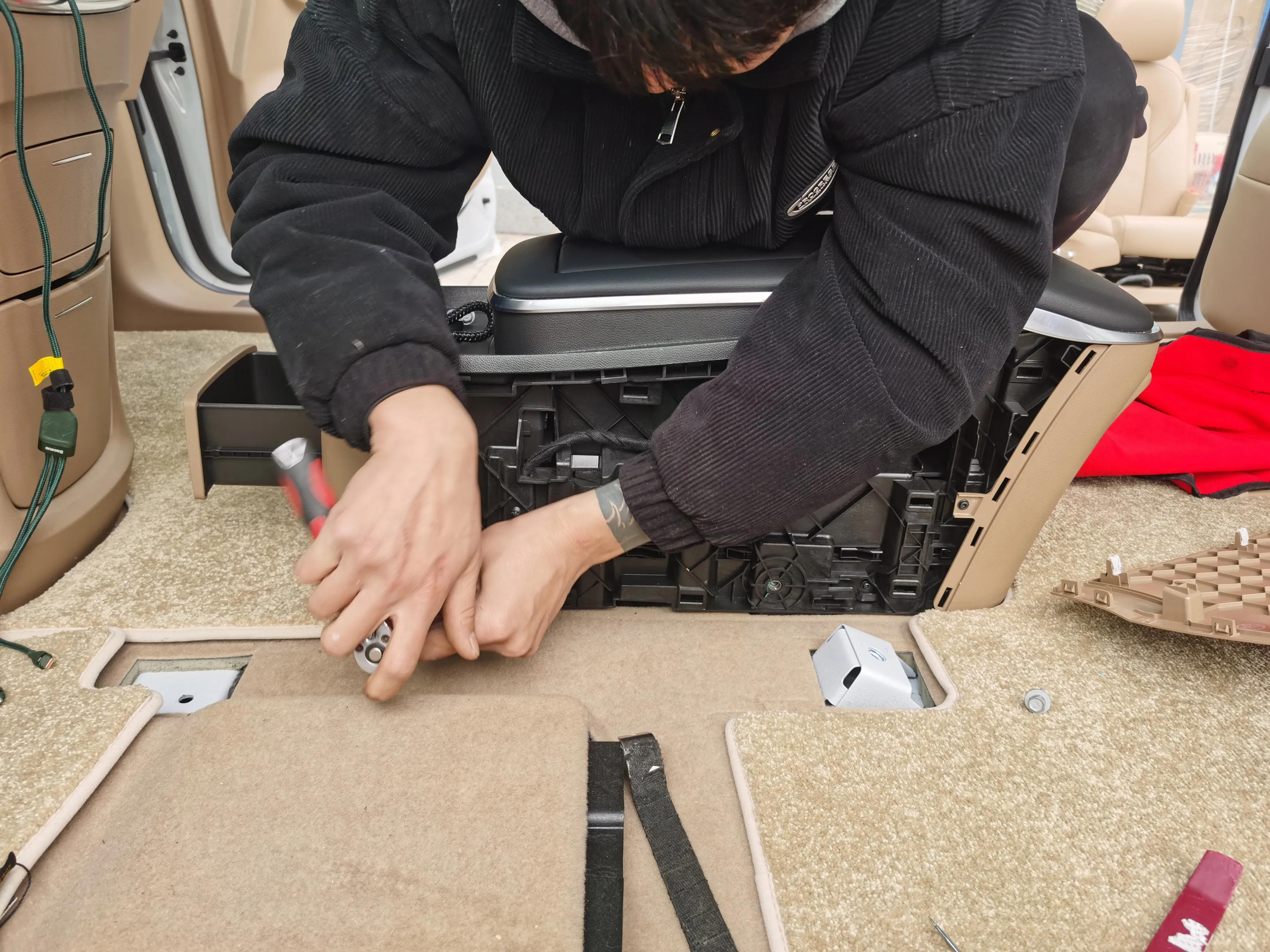 别克gl8扶手箱220v电源怎么接,别克gl8安装原车扶手箱