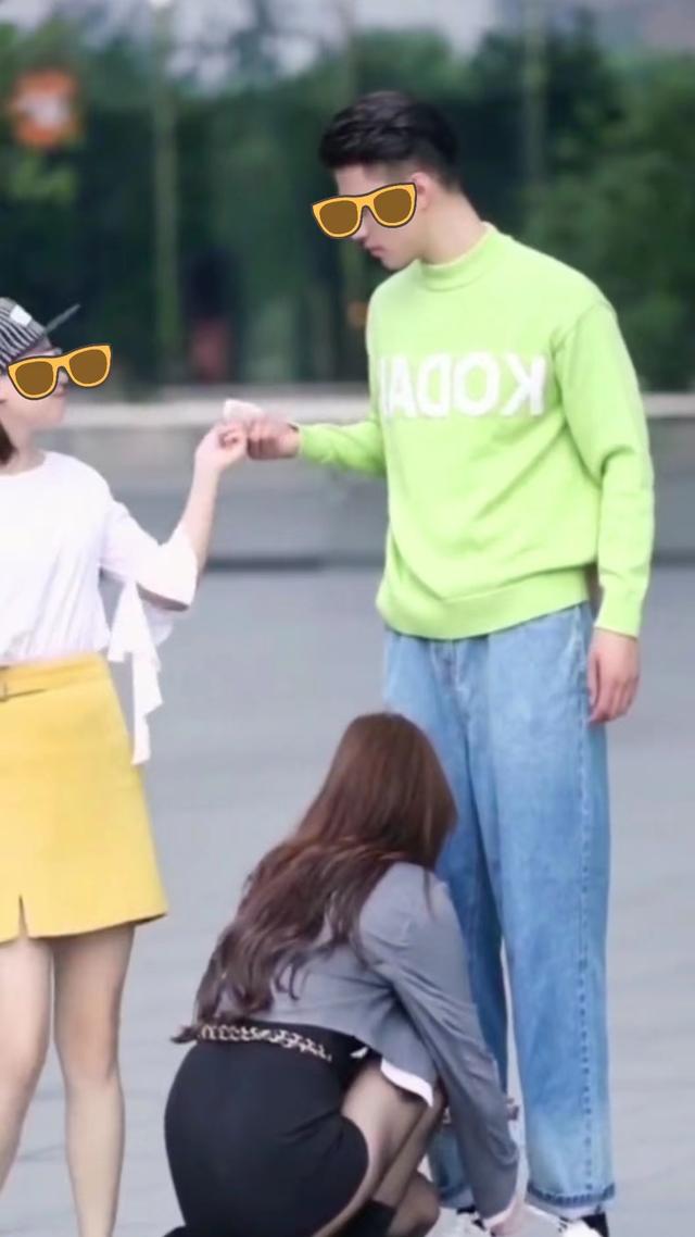 男子与陌生女人打情骂俏，女友见后竟将两只鞋带系一起，绊倒男友
