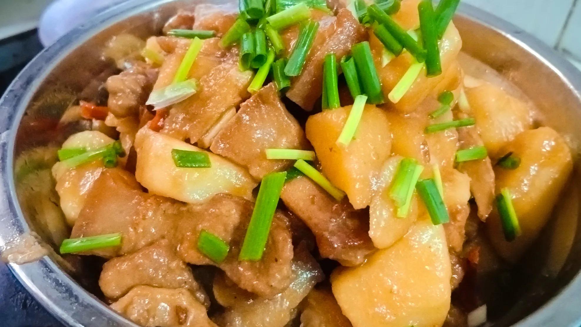 下饭菜新鲜土豆焖红烧肉,家常菜土豆炖肉