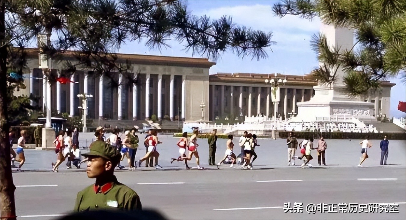 老照片：80年代的北京生活风貌，火车上供应茅台，牛肉一块八一斤