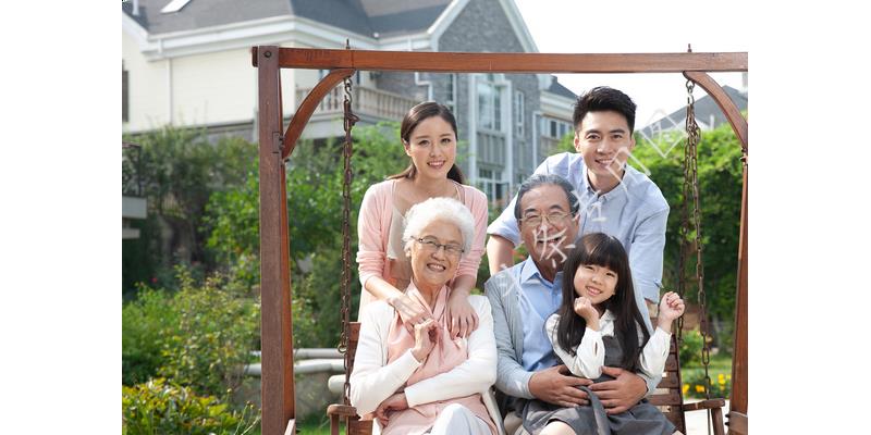 离婚十年，60岁的她拎一包东西上门：东西收下，我照顾你有仨条件