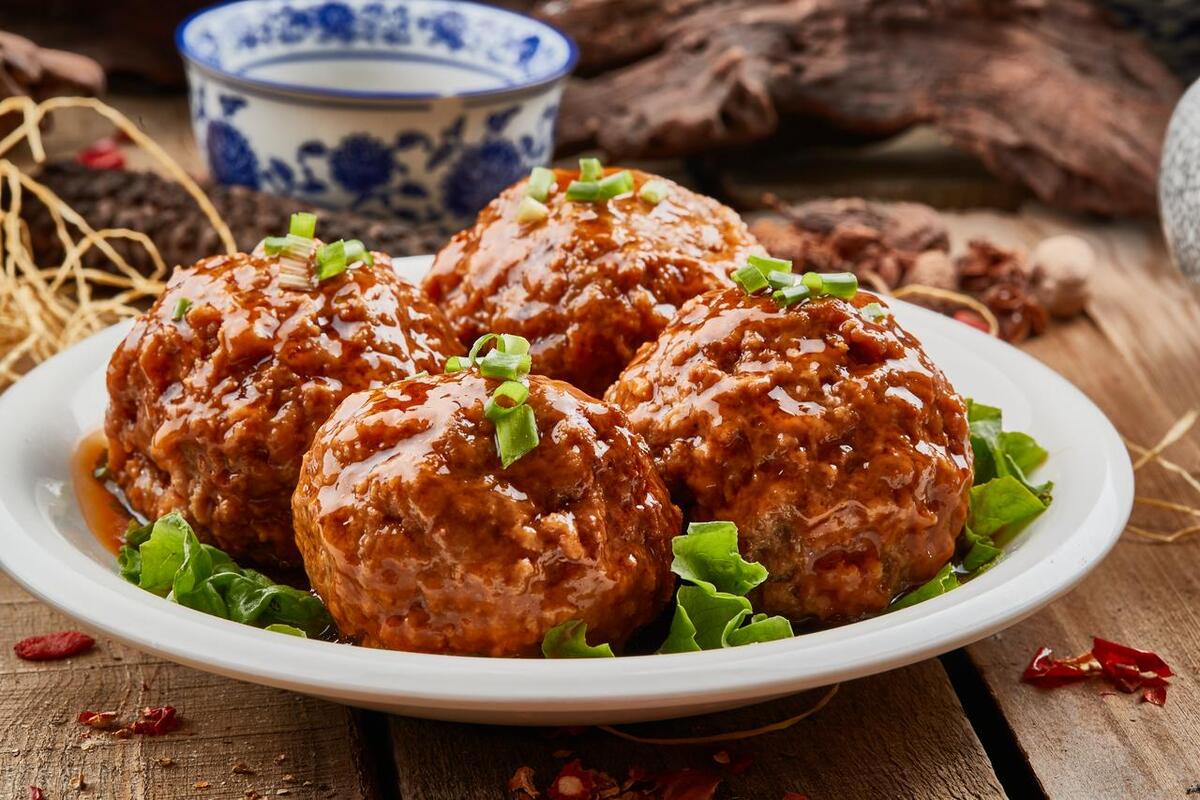 臭豆腐配红酒下一句,红酒配臭豆腐是什么典故