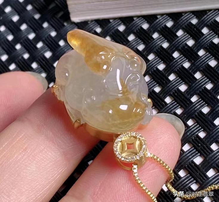 黄色翡翠原石值钱吗,黄色冰种翡翠值不值钱