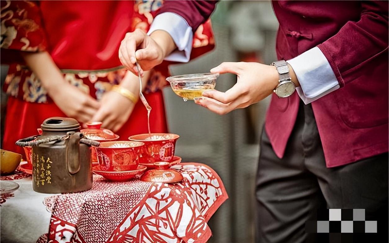 儿媳眨眼逼我说退休金只有3000，亲家跟我不一样