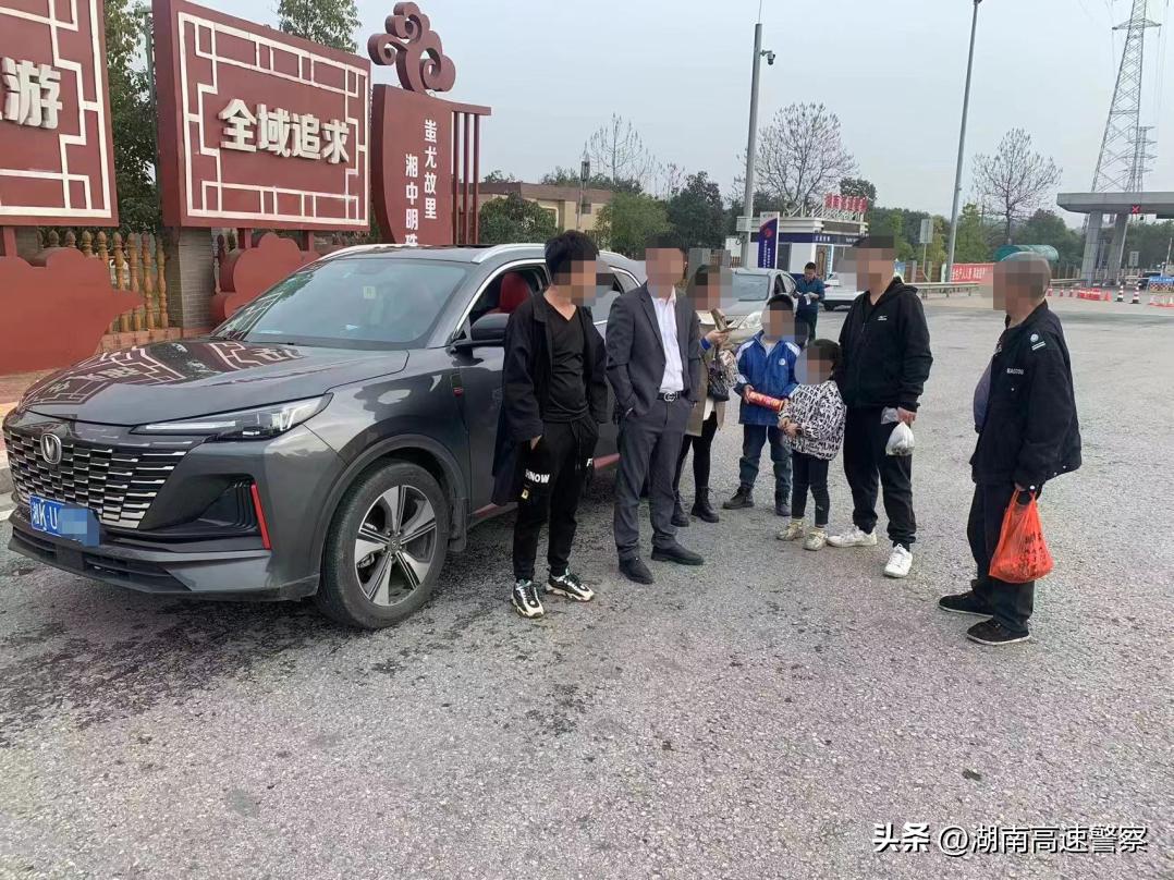 面包车超员20%以上被交警查获,9座面包车被查