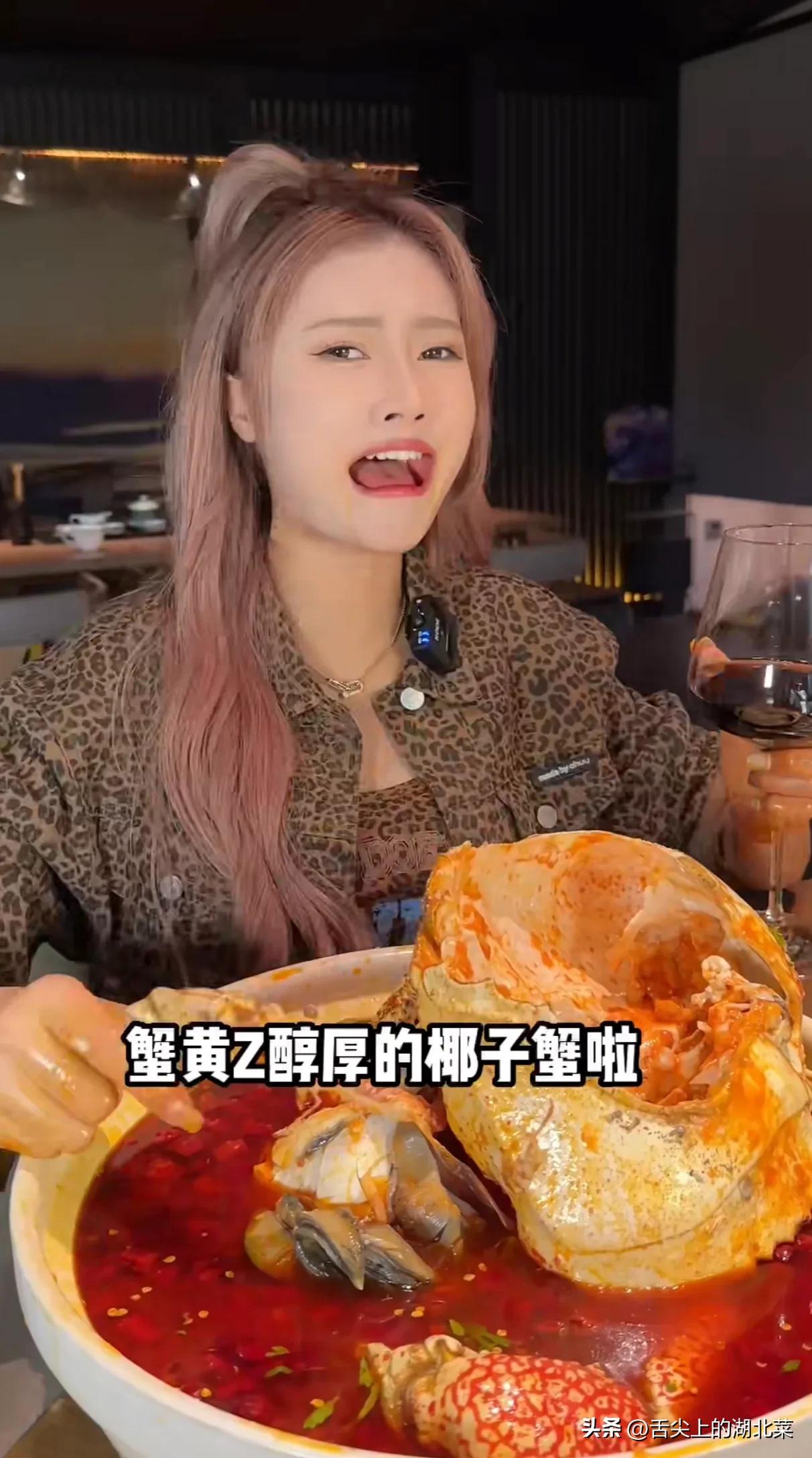 网红陈某一顿饭几千上万，广告词背得前后颠倒，穿着奇葩怎么火的