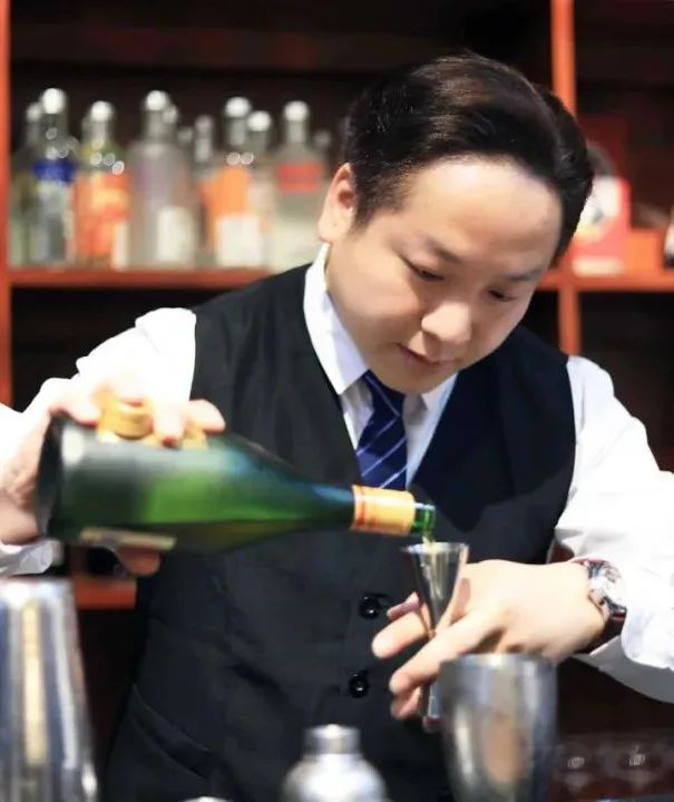 30岁跳出舒适圈改行学美业,学调酒入行