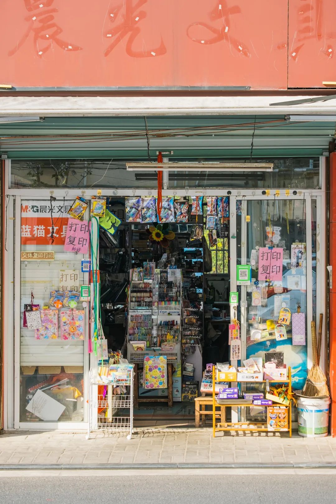 校门口的小店从来没有让人失望,校门口小店生意火爆