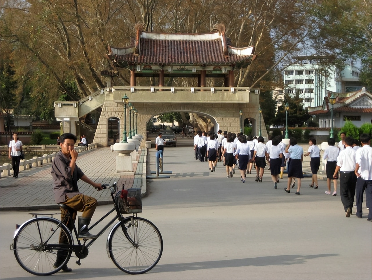 朝鲜骑自行车,朝鲜人都骑什么品牌摩托车