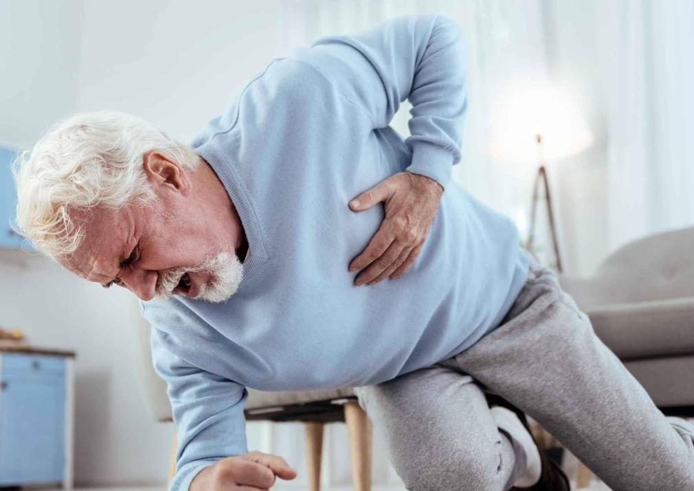 年轻人尿频还尿得多是什么原因,老年人尿频尿多正常吗