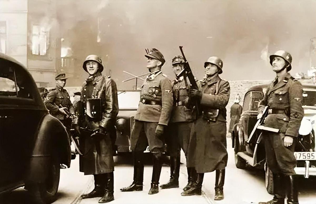 30张老照片再现！变态的纳粹，逼犹太人女人脱衣，集体*杀屠**