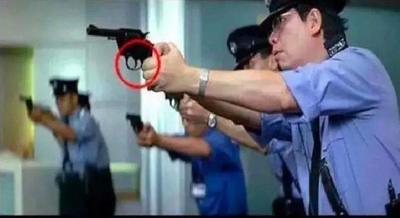 洒枸杞假装喷血、演尸体玩手机，这些穿帮镜头好敷衍，个个离谱