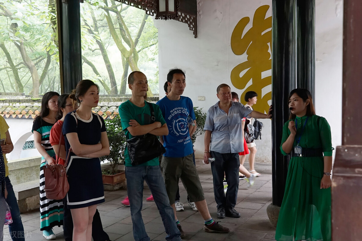 导游最多赚多少钱,一顿饭700多服务费咋来的