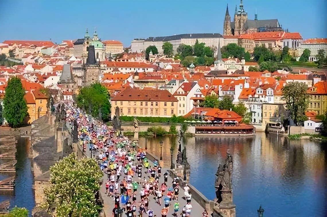 女孩15岁就能接客，性是工作也是生活，捷克缘何沦为色情大国？