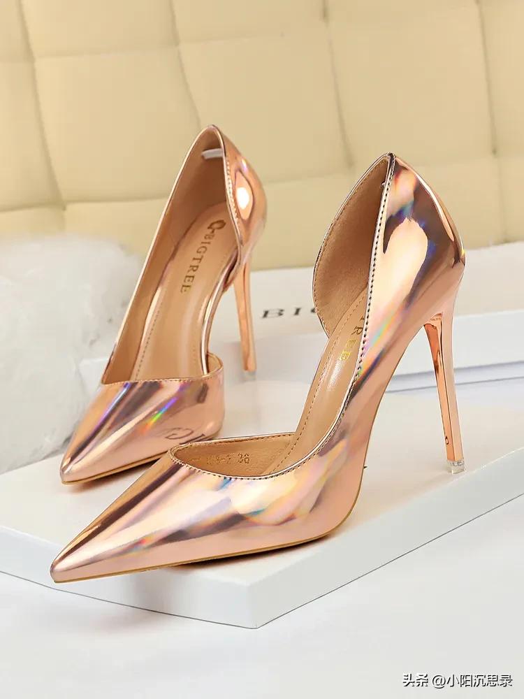 女款小白鞋品牌达芙妮,卓诗尼和达芙妮哪个鞋子好