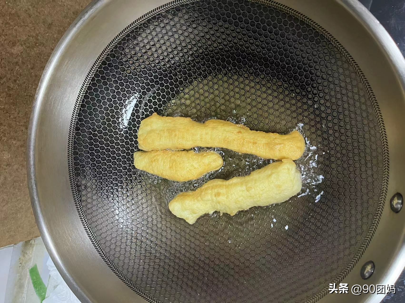 炸油条用明矾加油条膨松剂更鲜,家庭自制油条的不用泡打粉的做法
