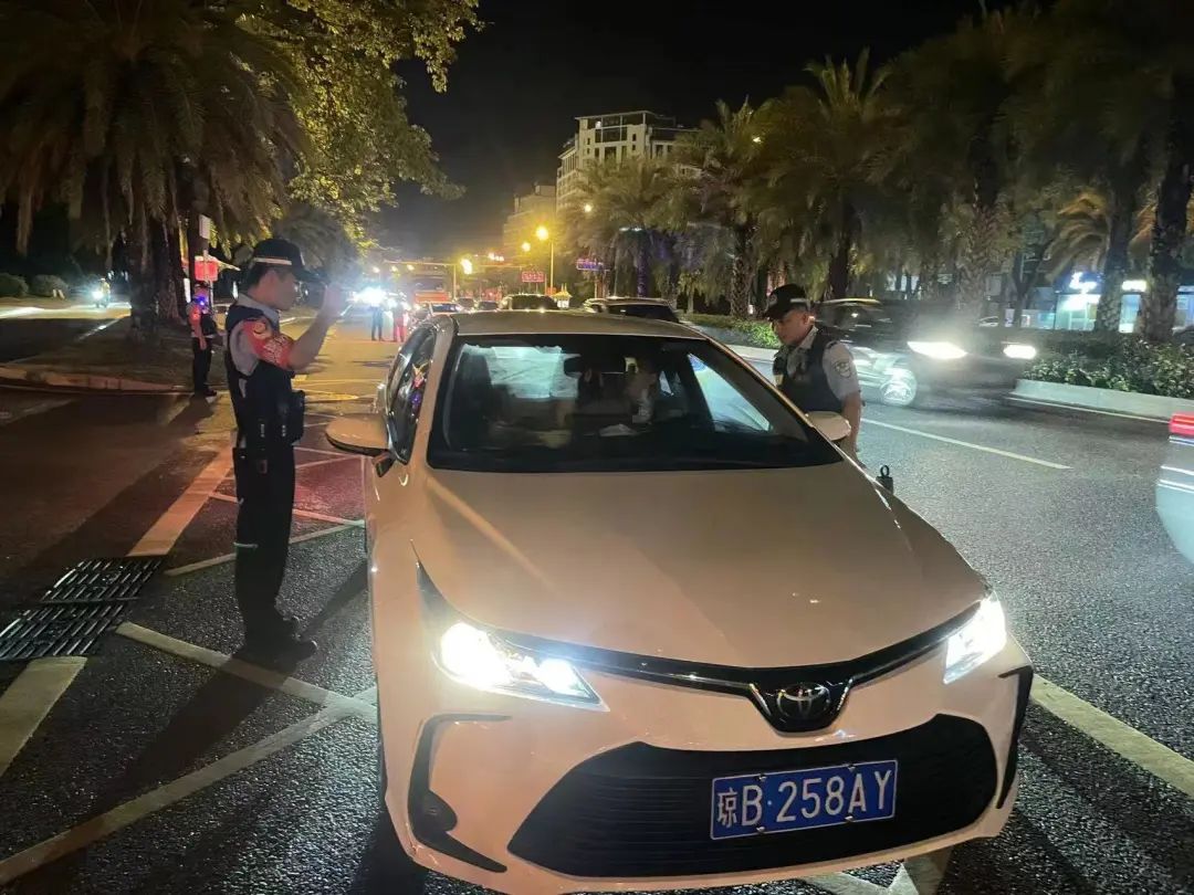 公安开展夏季夜间巡逻防控工作,巡特警大队加强夏季夜间巡逻防控