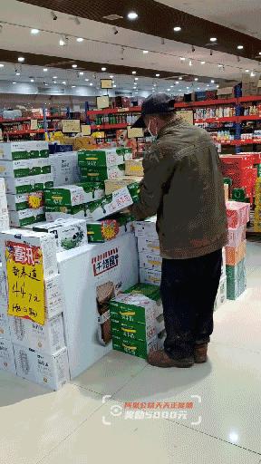 听到老人犹豫地问：有没有打折牛奶？超市老板娘“撒谎”了