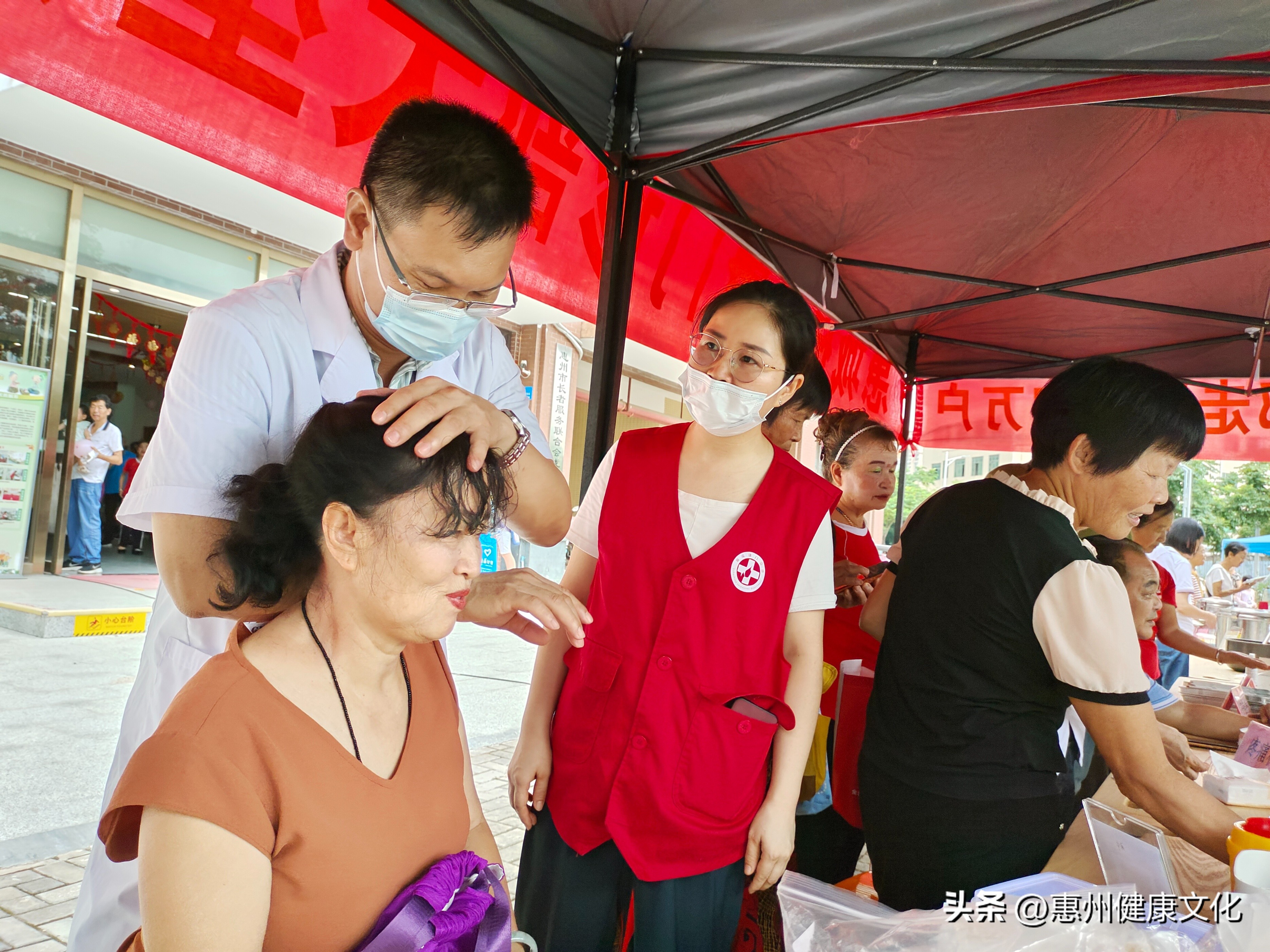 “益苗计划”——保健食品科普宣传活动走进名家花园