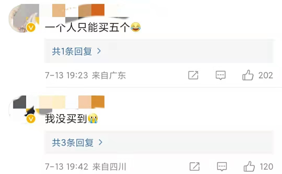 王冰冰丁真街头卖桃，席地而坐汗直流，每人限购五个两小时全卖光