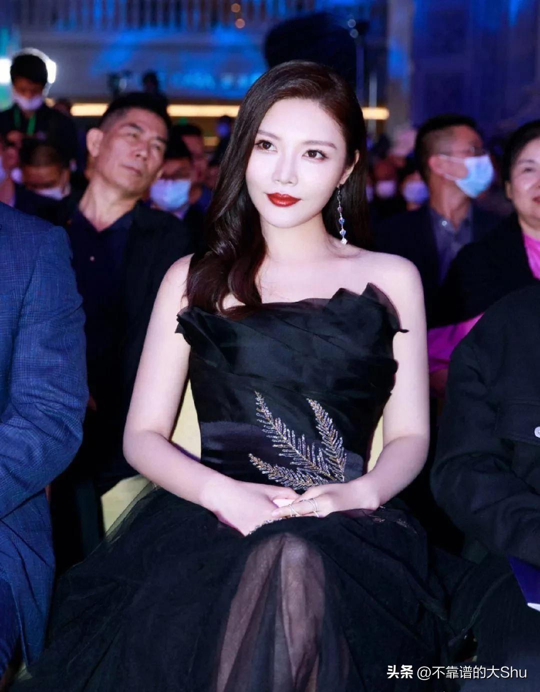 她身材高挑,她身材苗条