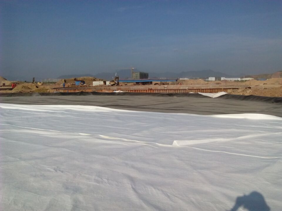 新疆防渗复合土工布,周口复合土工布报价